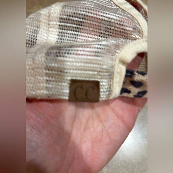 Women’s CC hat with adjustable back, and a hole for ponytail - Picture 3 of 5